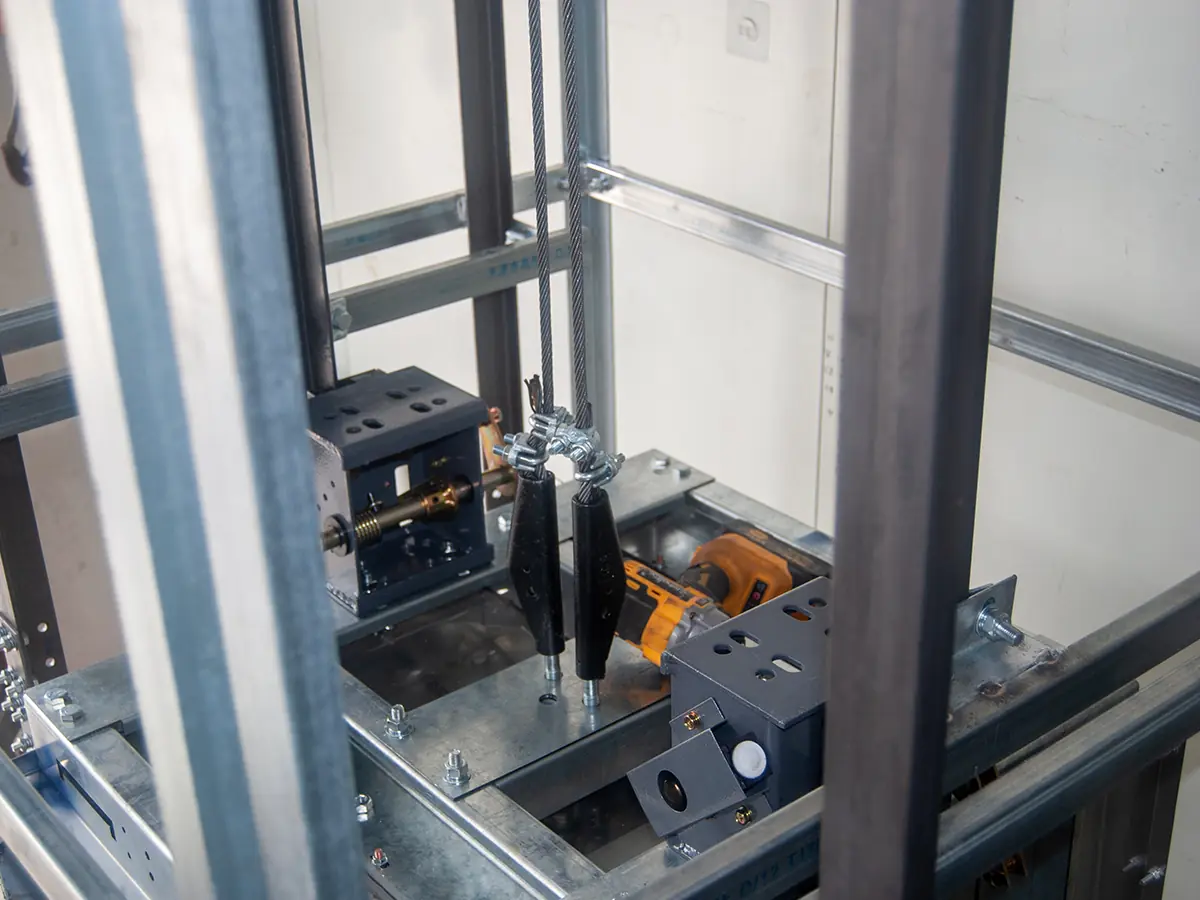 Quality control at a Chinese dumbwaiter manufacturer