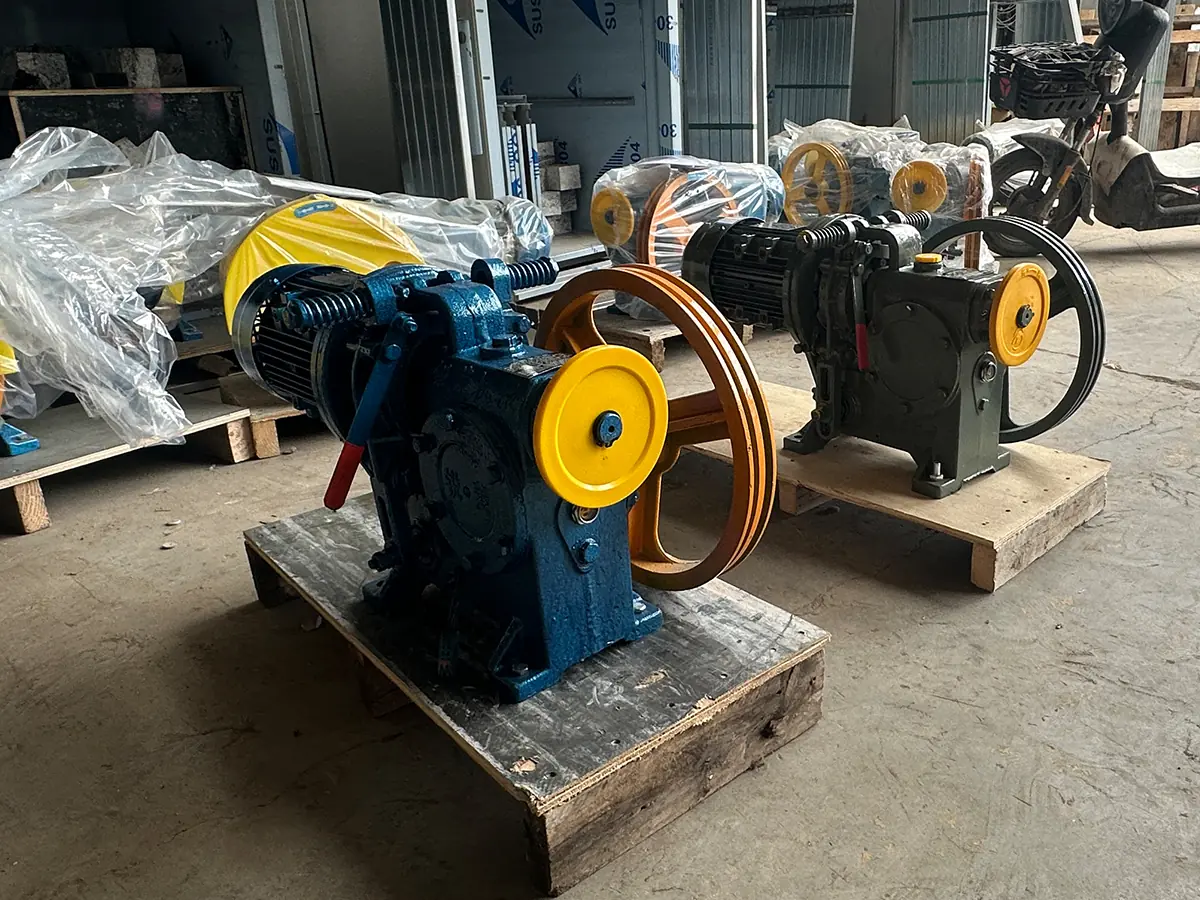 How does a dumbwaiter work - ServLifts traction machine