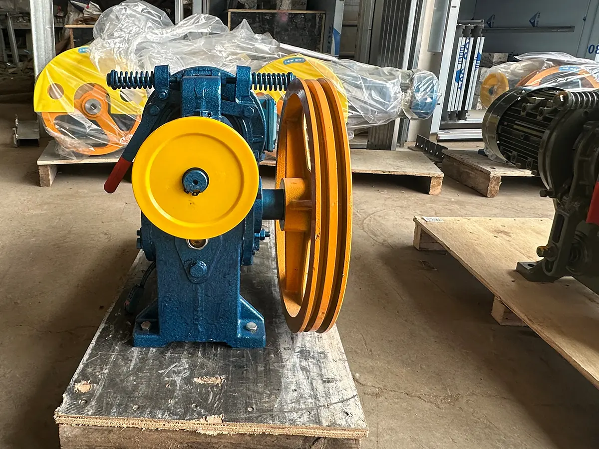 Dumbwaiter dimensions - ServLifts traction machine for shaft planning
