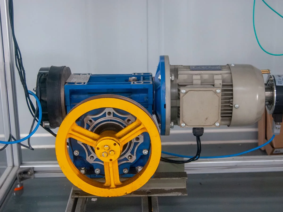 Dumbwaiter traction machine on the factory test bench before dispatch, Suzhou